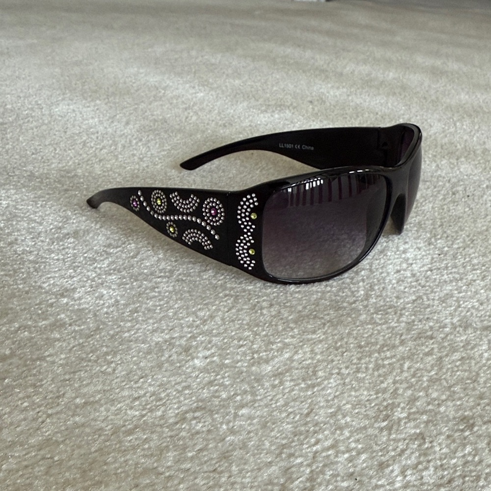 Y2K Vintage McBling sunglasses with silver design